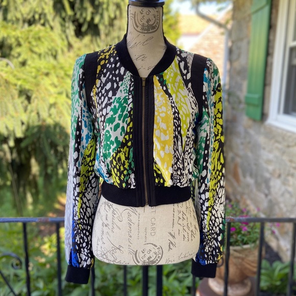 BCBGMaxAzria Jackets & Blazers - BCBG MaxAzria cropped jacket